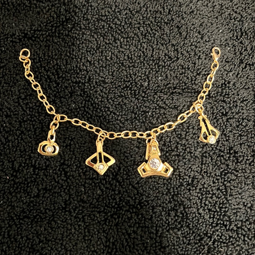 Beautiful vintage 4 rhinestoned gold plated charm bracelet. 8"